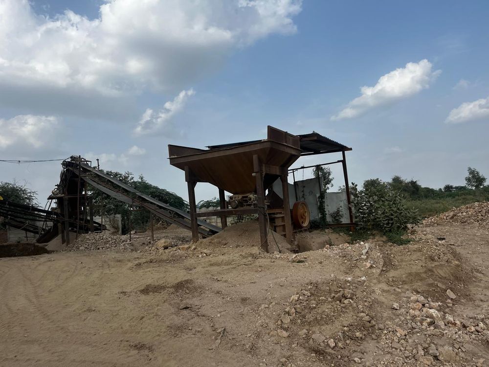 Crusher and conveyor at the plant yard